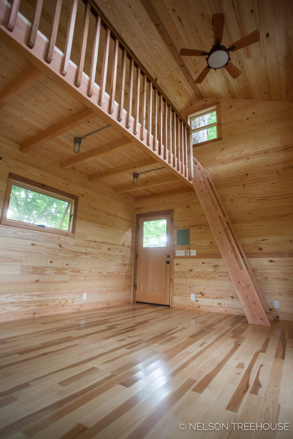  TenNessee Riverbank Treehouse Interior 