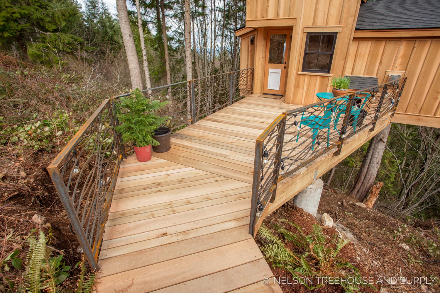  Walkway To the  Bulldog Bungalow - nelson Treehouse 