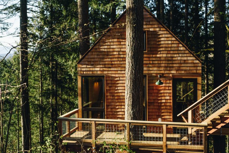 National Park Vibes for this Oregon Treehouse - Nelson Treehouse